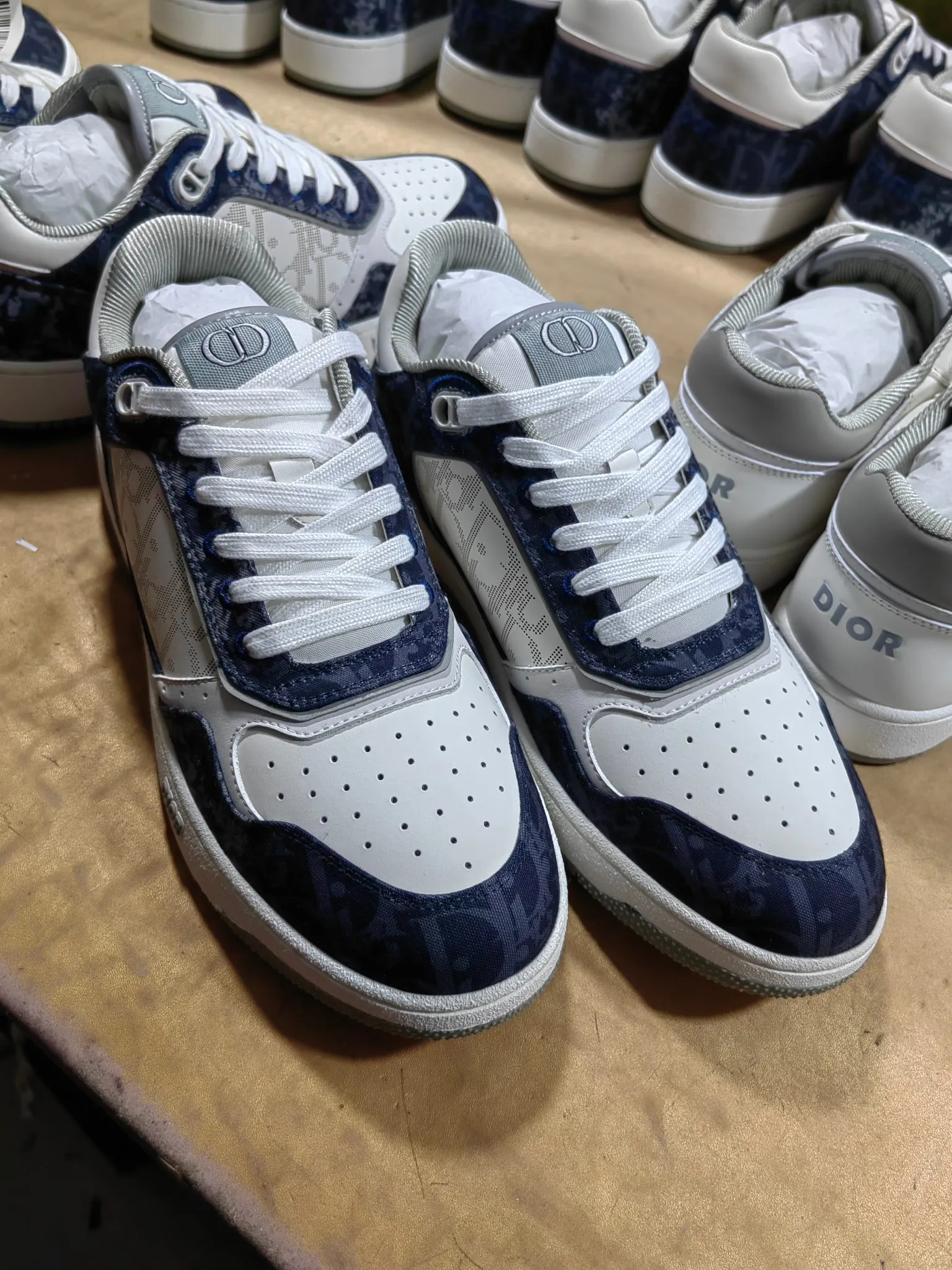 👟👟Ex-factory price 560👟👟 Men's size +10 Dior B27 series ✨2024 upgraded version purchasing agent grade ✨Super🔥sports shoes👫couple shoes. The high version 1:1 adopts oil edge lasting technology, the fabric is imported first-layer cowhide + high-tech fabric, and the inner cowhide + customized lining. TPU original engraved outsole. More than 30 colors of high-soled boots are available. Size: 35-42 for women and 38-46 for men. Bosses are welcome to compare...